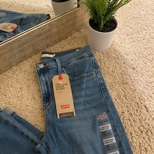 Levi’s 720 High-Rise Super Skinny Hypersoft Jeans (size 6/28)